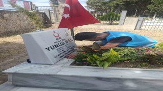 Bursalı gençler şehitliği temizlediler