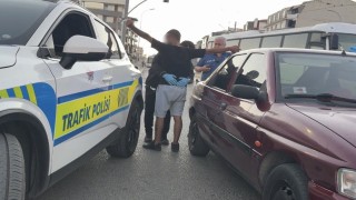 Çalışır haldeki otomobilde uyuyan 2 kişiyi polis güçlükle uyandırdı, araçta 13 sentetik hap ele geçirildi