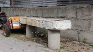 Cami bahçesinde yer olmayınca kaldırıma konuldu, kaldırımda ki musalla taşı dikkat çekiyor