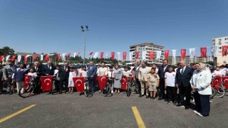 Camini Bul Takımını Kur futbol turnuvasına katılan öğrencilere bisiklet hediye edildi