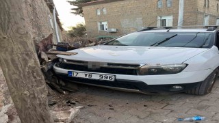 Çanakkalede duvara çarpan aracın sürücüsü hayatını kaybetti