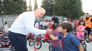 Canikte camiye giden çocuklar hediyelerine kavuşuyor