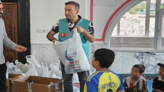 Cansuyu Derneği Cizredeki Kuran kursu öğrencilerinin yüzlerini güldürdü