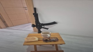 Çatalcada silahlı şahıs kendisini eve kapattı
