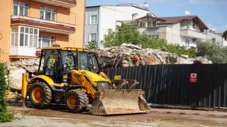 Çatırdayan bina yıkıldı, eşyalarını bile alamadılar