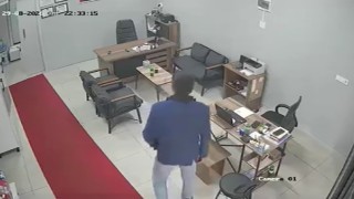 Cep telefonu hırsızlığı kameraya takıldı