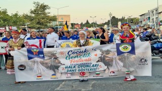 Çeşmede uluslararası halk dansları şöleni