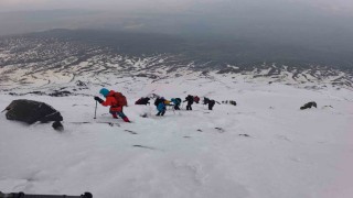 Çevre gönüllüleri Ağrı Dağının zirvesinden doğa için seslendi