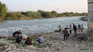 Ceyhan Nehrine serinlemek için giren 2 çocuk kayboldu