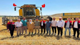 Çizmeli Kaymakam bu kez tarlada