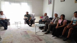 Cizrede YKSde başarılı olan öğrencilerin evlerine gidilip tebrik edildi