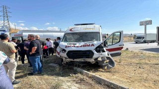 Çorumda ambulans ile cip çarpıştı: 5 yaralı