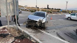 Çorumda iki otomobil çarpıştı, sürücüler yara almadan kurtuldu