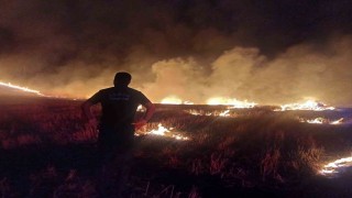 Çorumda örtü yangını: Ekipler müdahale ediyor