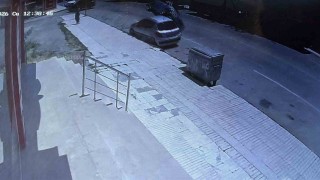 Çorumda park halindeki araca çarpan otomobil devrildi