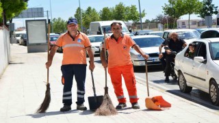Çorumda yolda kalan sürücünün yardımına belediye temizlik personeli koştu