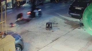 Çukurda dengesini kaybeden motosikletli düştü, o anlar kamerada