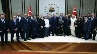 Cumhurbaşkanı Recep Tayyip Erdoğan, Cumhurbaşkanlığı Külliyesinde şehit ailelerini kabul etti.