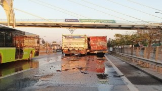 D100de tıra çarpan kamyonun kupası ezildi: Sürücü sıkıştı