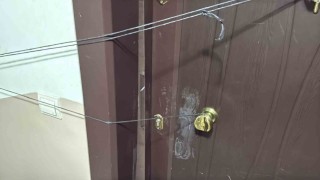 Daire kapısını kıran kasklı 3 şüpheli uyuşturucu dolu 3 koliyi kaçırdı