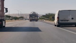 Damperi açık unutulan kamyon yön levhasını yıktı