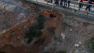 Deniz keyfi hastanede son buldu, kayalık alanda mahsur kalan vatandaş 2 saatte kurtarıldı