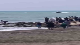Denize girmeyin uyarısına aldırış etmeyen 14 yaşındaki çocuk dalgalara kapılarak kayboldu