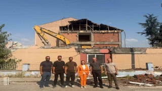 Deprem riski olan Atatürk Ortaokulu yıkılıyor