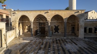 Depremde hasar gören iki tarihi cami Mevlid Kandilinde yeniden ibadete açılıyor