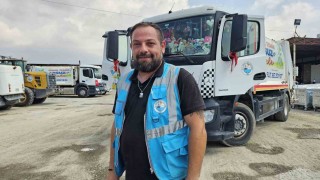 Depremde kız kardeşini ve babasını kaybeden belediye personeli, afetzede çocuklara çöp kamyonuyla mutluluk dağıtıyor