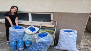Depremzedelere yardım etmek için 1 ton mavi kapak topladı