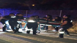 Devrilen araçta sıkışan sürücü ekiplerin müdahalesiyle kurtarıldı