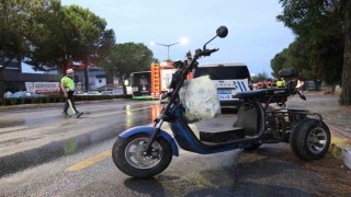Devrilen motosiklet sürücüsü otobüsün altında kaldı: 1 ölü