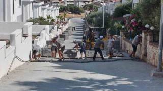 Didim Belediyesi Akbükte parke taşı döşeme çalışmalarını sürdürüyor