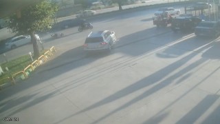 Direksiyon hakimiyetini kaybeden motosiklet otomobile çarptı