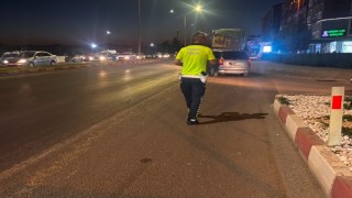 Direksiyon hakimiyetini kaybeden motosiklet sürücüsü hastanelik oldu