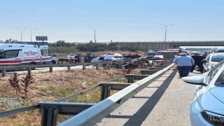 Direksiyon hakimiyetini kaybeden otomobil bariyere girdi