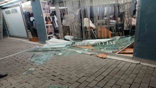 Direksiyon hakimiyetini kaybeden sürücü dükkana girdikten sonra firar etti