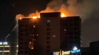 Diyarbakırda 12 katlı plazada yangın: 1 kişi mahsur kaldı, 8 kişi dumandan etkilendi