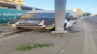 Diyarbakırda araç direğe çarptı: 1 yaralı