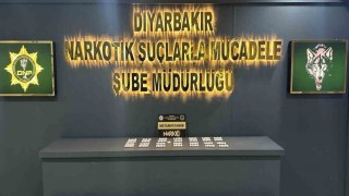 Diyarbakırda araçta ve iki ikamette yapılan aramada uyuşturucu madde ele geçirildi