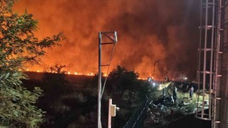 Diyarbakırda geceyi aydınlatan anız yangını