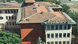 Diyarbakırda işçiler, güvenlik önlemi almadan çatıyı tamir etti