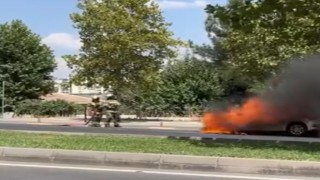 Diyarbakır'da park halindeki otomobil alevlere teslim oldu