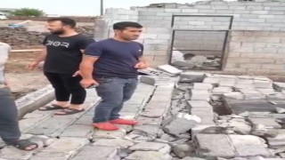 Diyarbakırda şiddetli rüzgarda duvar yıkıldı, ahır çatısı çöktü