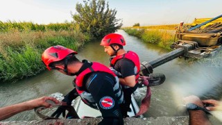 Diyarbakırda su kanalına uçan otomobilin sürücüsü sağ olarak kurtarıldı
