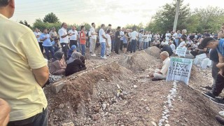 Diyarbakırdaki feci kazada ölen 5 kardeş ve 2 yeğen yan yana defnedildi