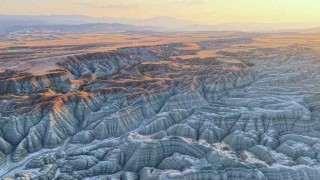 Doğanın sanat eseri Gökkuşağı Tepelerinde gün batımı masalı