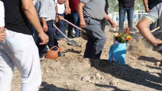 Doğumda annesiyle birlikte ölen Güneyin kundağı mezar taşına sarıldı