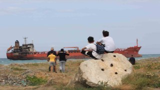 Dron saldırısı sonrası karaya oturan gemi ilgi odağı oldu